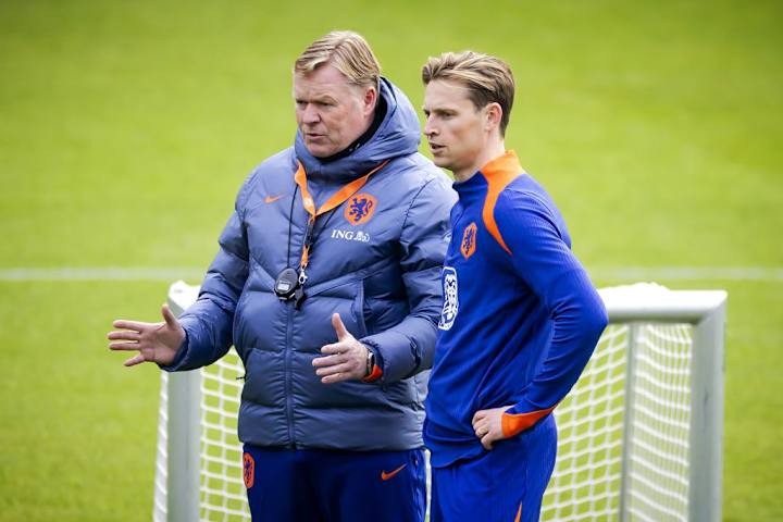 Frenkie e Jong in conversation with Netherlands manager Ronald Koeman