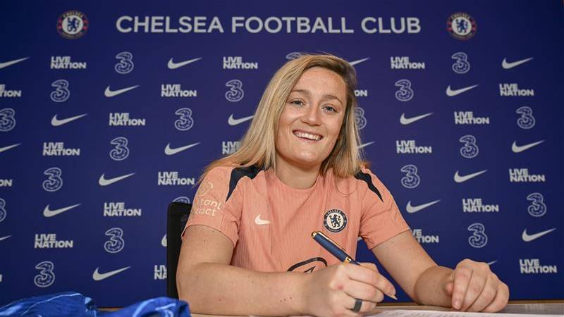 Erin Cuthbert signs new deal with Chelsea Women FC